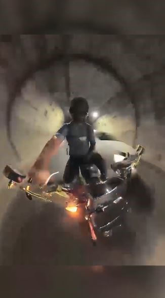 CANKURTARAN TÜNELİ İÇİNDE TEHLİKELİ ANLAR: ŞERİT İHLALİ YAPAN OTOMOBİLİN MOTOSİKLETE TEMASI KAMERADA