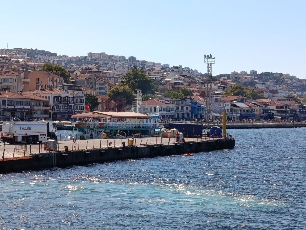 ŞİŞME BOTUYLA DENİZ AÇILAN GENÇ PANİKLEYİNCE SÜRÜKLENMEYE BAŞLADI