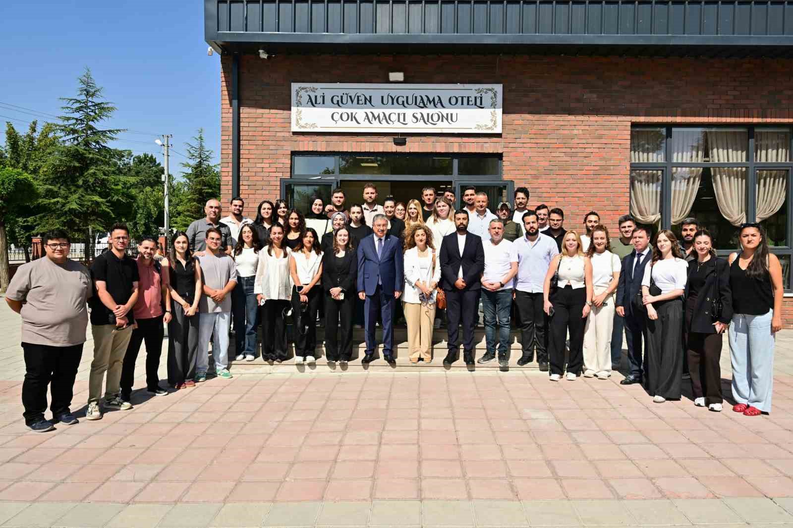 VALİ YILMAZ SAHADAKİ BASIN MENSUPLARIYLA KAHVALTIDA BİR ARAYA GELDİ