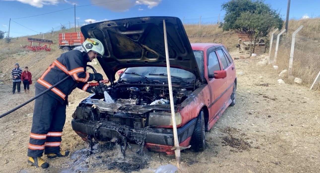 ÇANKIRI’DA PARK HALİNDEKİ OTOMOBİLDE ÇIKAN YANGIN SÖNDÜRÜLDÜ