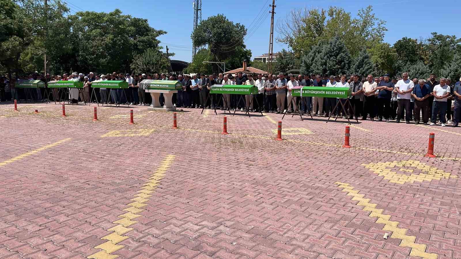 ANTALYA’DAKİ FECİ KAZADA HAYATINI KAYBEDEN AİLE SON YOLCULUĞUNA UĞURLANDI