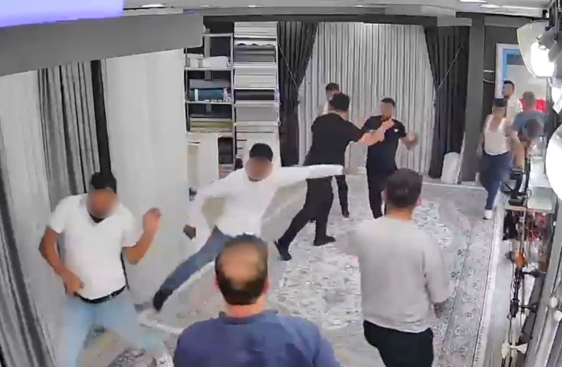 SOPA VE BIÇAKLA KOVALADIKLARI ADAM PERDE DÜKKANINA DALINCA ORTALIK KARIŞTI; O ANLAR KAMERADA