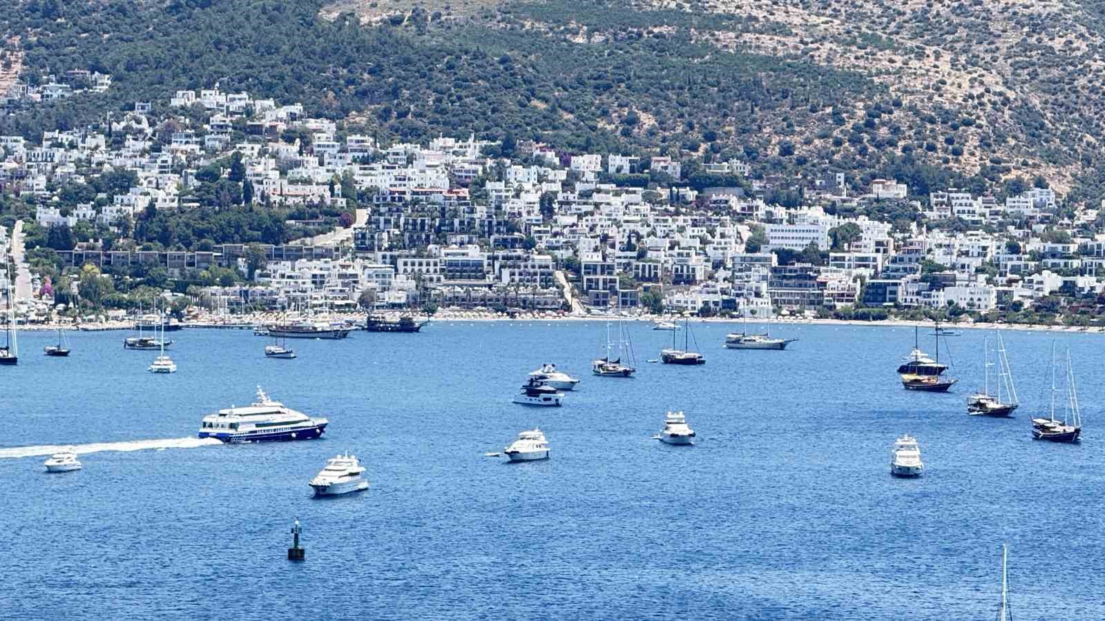 BODRUM TURİZMDE GÜCÜNÜ KORUDU: İLK 6 AYDA 416 BİN YABANCI TURİST, TEMMUZ’DA NÜFUS 800 BİNE DAYANDI