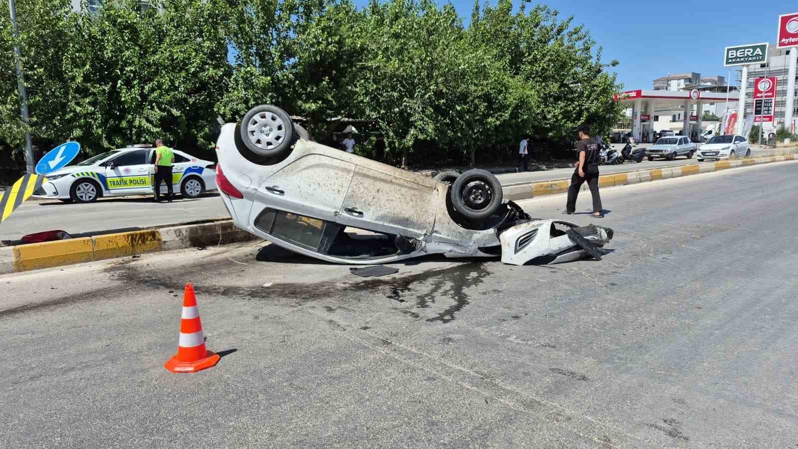 BARİYERLERE ÇARPAN OTOMOBİL TAKLA ATTI: 1 YARALI