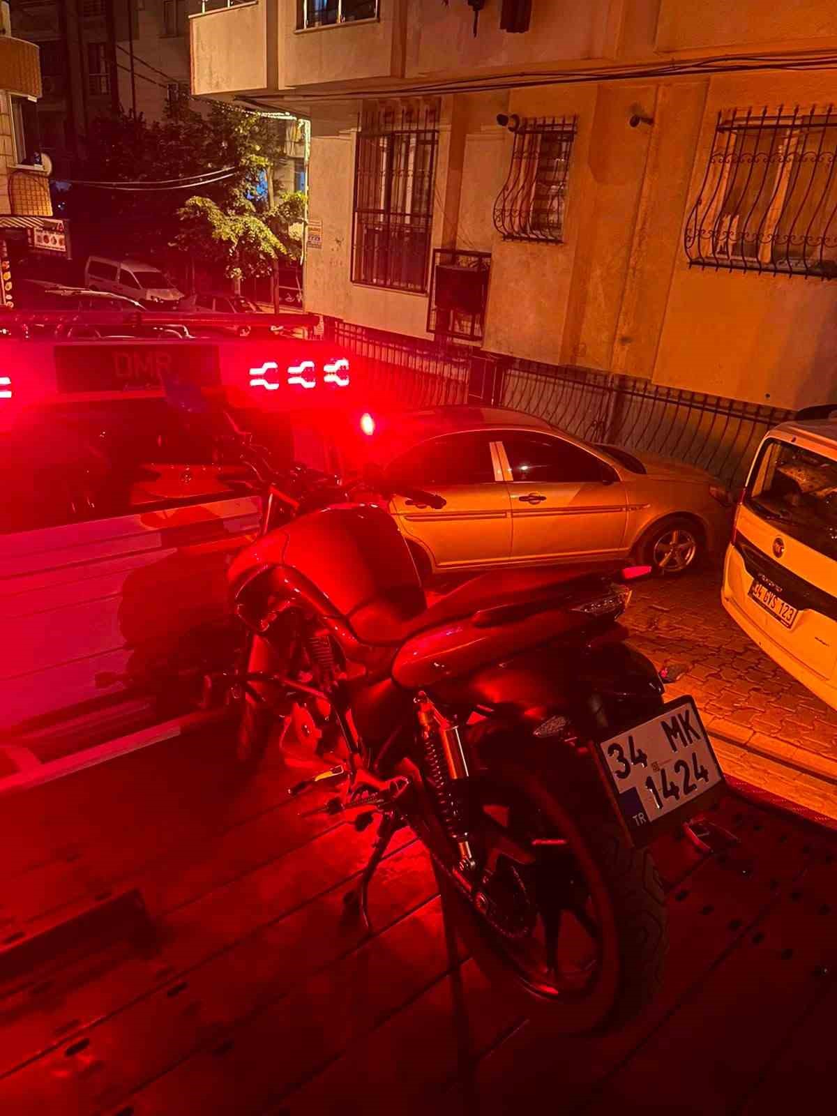 BAŞAKŞEHİR’DE 150 BİN LİRALIK MOTOSİKLETLE AKROBATİK HAREKETLERİ PAHALIYA PATLADI: EHLİYETSİZ SÜRÜCÜYE MOTORUN 2 KATI DEĞERİNDE CEZA YAZILDI