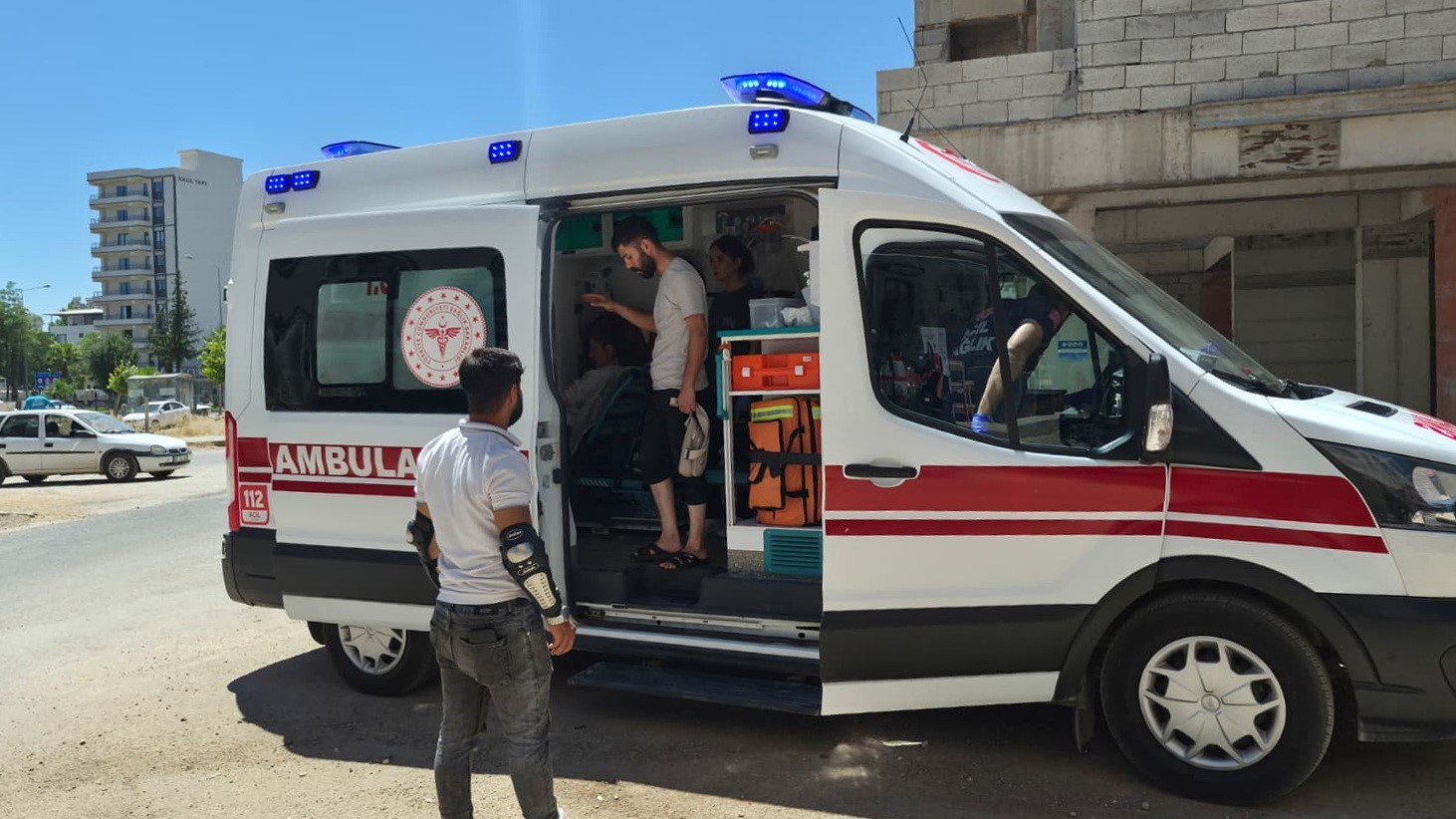 DEVRİLEN MOTOSİKLETTEKİ YOLCU YARALANDI