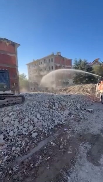 ELAZIĞ’DA 5 KATLI BİNA KORNA SESİ İLE YIKILDI