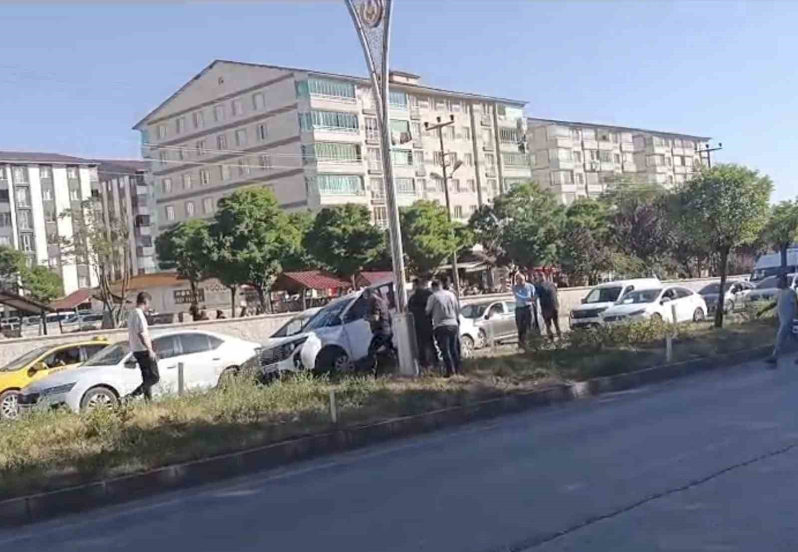 BİTLİS’TE İKİ AYRI TRAFİK KAZASI: 4 YARALI