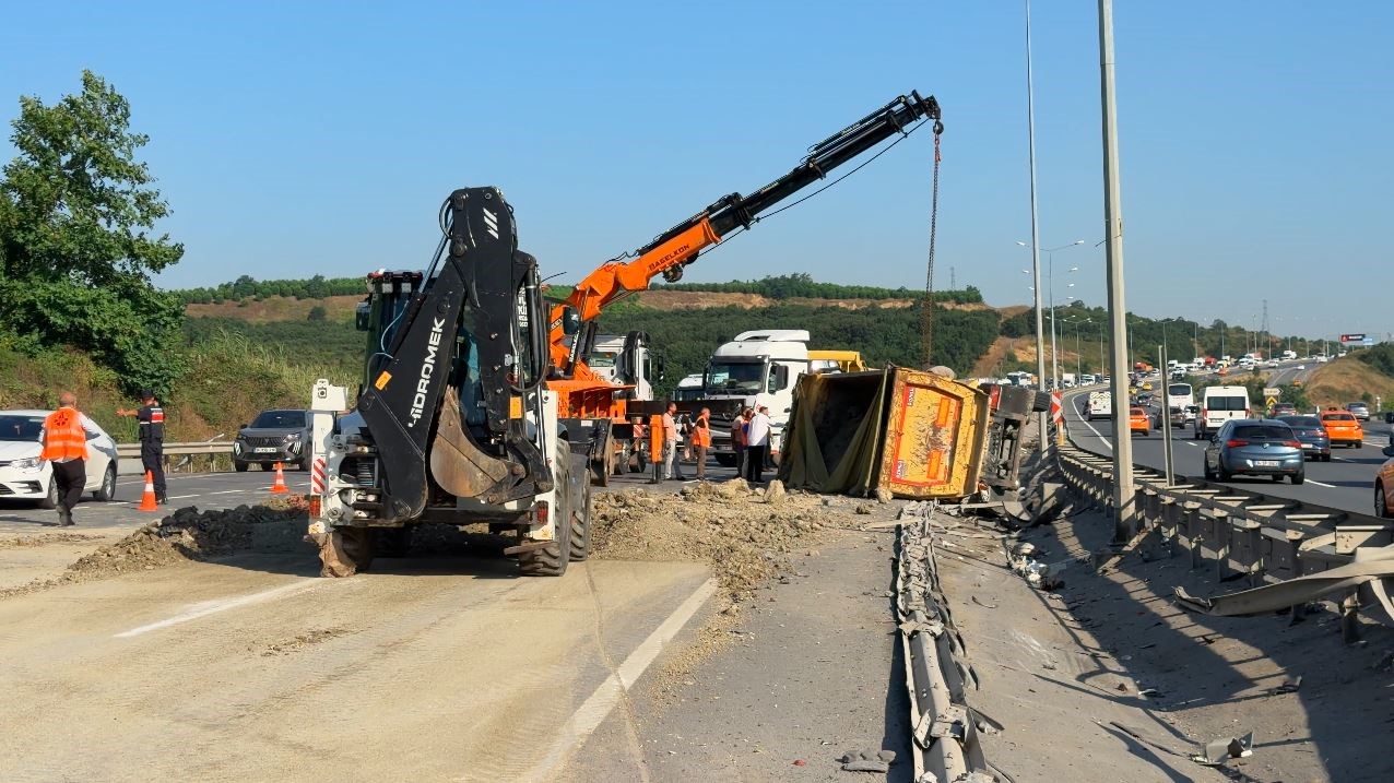 EYÜPSULTAN’DA HAFRİYAT KAMYONU DEVRİLDİ: 2 YARALI