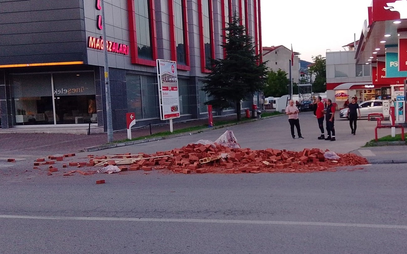 ÇAYCUMA’DA HAREKET HALİNDEKİ TIRDAN YOLA TUĞLALAR SAÇILDI