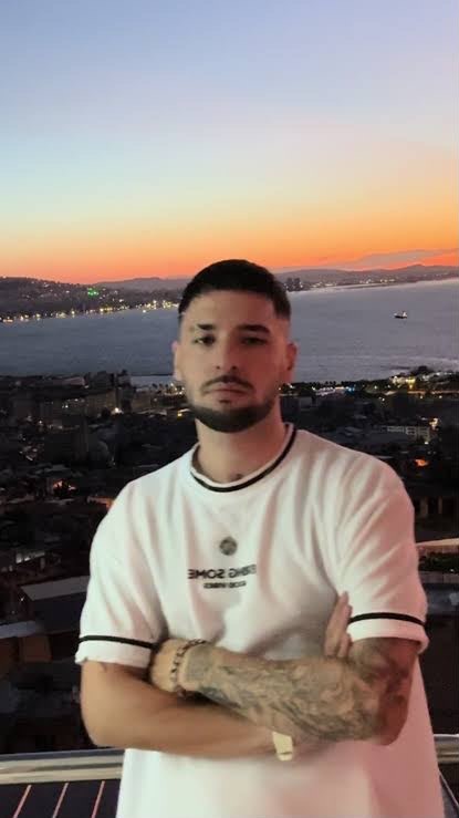 KIRMIZI BÜLTENLE ARANAN FİRARİLERE YÖNELİK ŞARKI SÖZLERİ NEDENİYLE GÖZALTINA ALINAN EROL CAN GÜNCÜ TUTUKLANDI