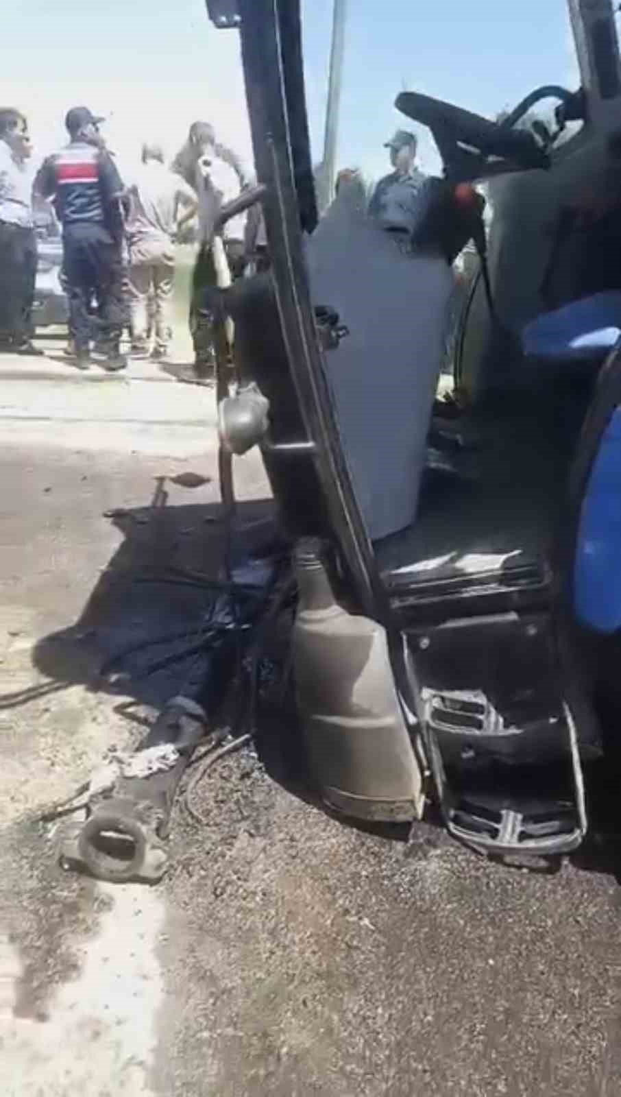 MUŞ’TA YOLCU TRENİNİN ÇARPTIĞI TRAKTÖR İKİYE AYRILDI