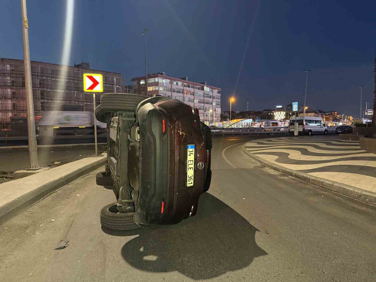 BAKIRKÖY’DE OTOMOBİL REFÜJE ÇARPIP DEVRİLDİ: 1 YARALI
