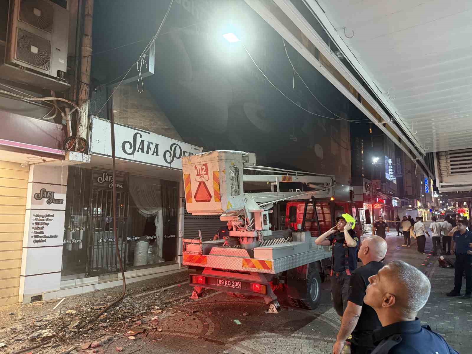 KEDİ KURTARMAYA GELEN İTFAİYE ERLERİ AVM’DE ÇIKAN YANGINI BÜYÜMEDEN SÖNDÜRDÜ
