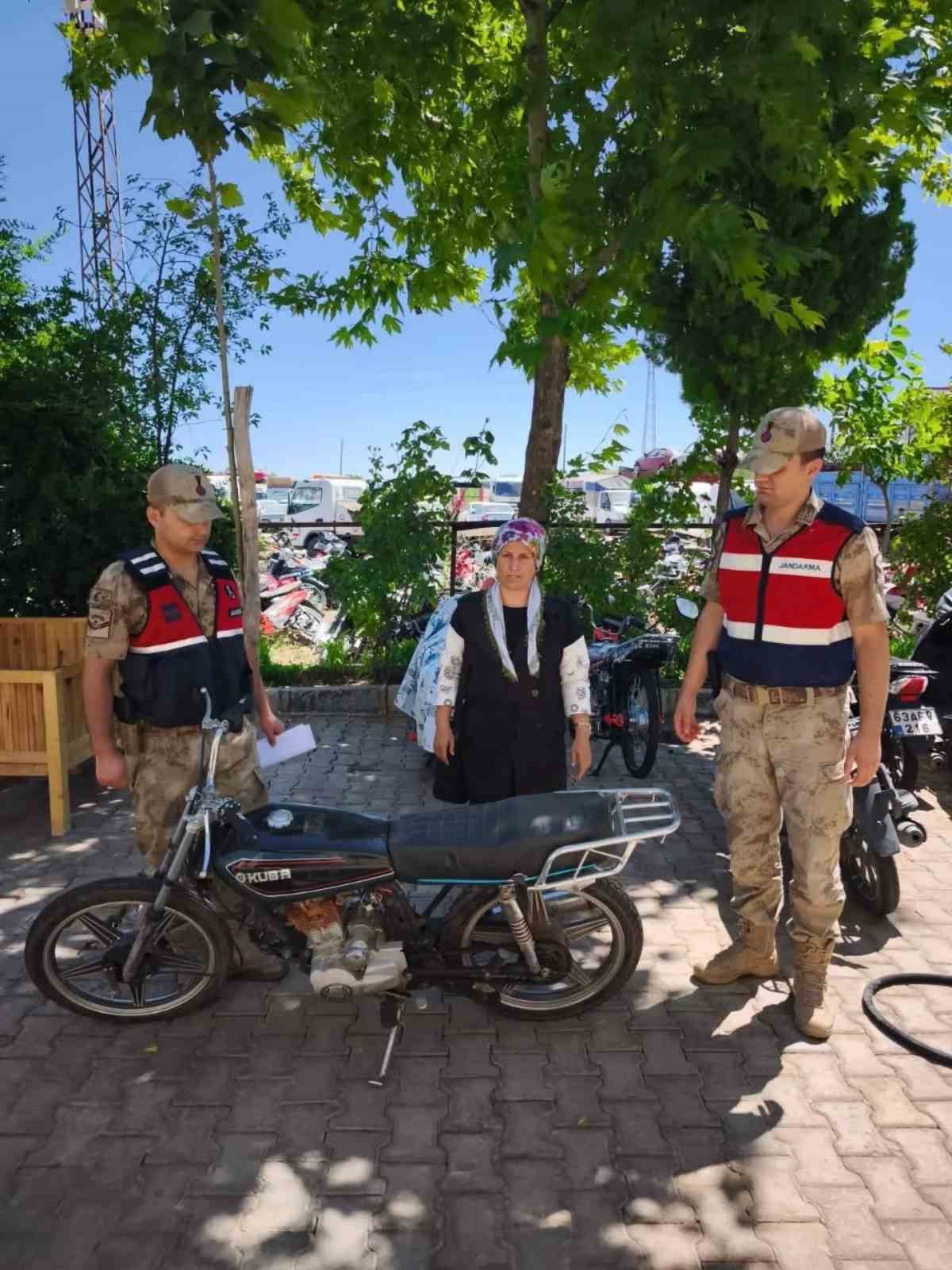 3 AY ÖNCE ÇALINAN MOTOSİKLET SAHİBİNE TESLİM EDİLDİ