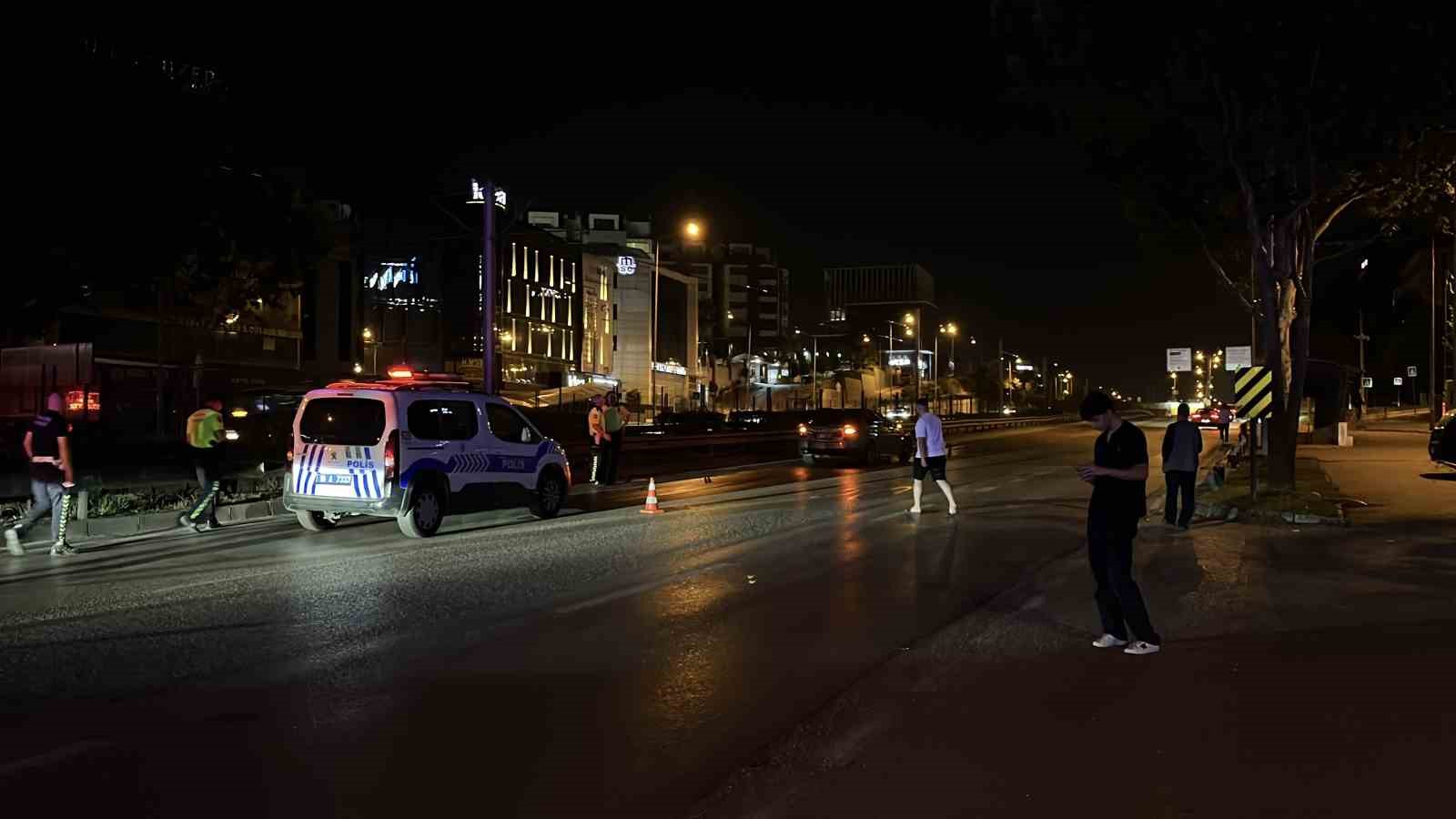 KARŞIDAN KARŞIYA GEÇEN YAŞLI ADAMA OTOMOBİL ÇARPTI