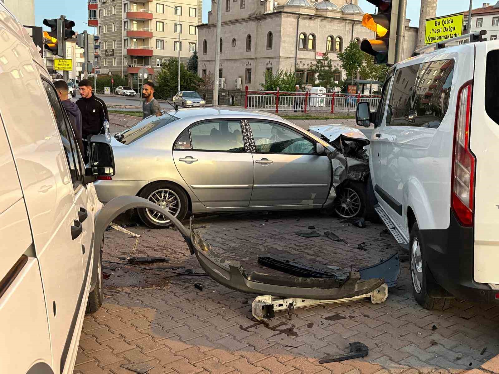 KAYSERİ’DE OTOMOBİL PARK HALİNDEKİ 2 ARACA ÇARPTI