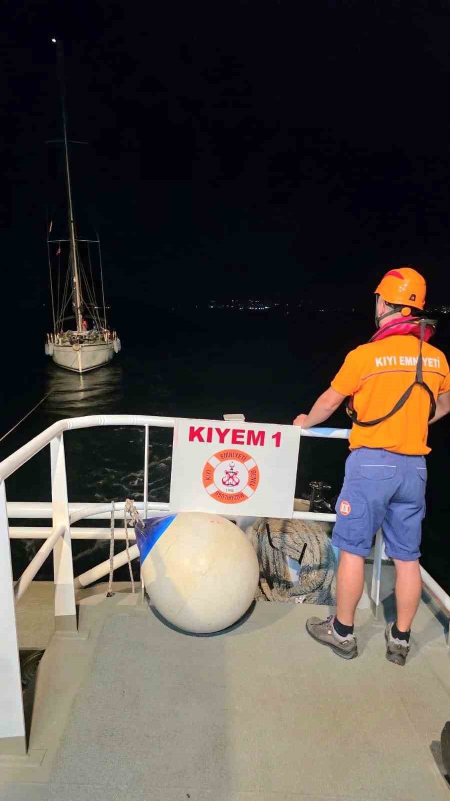 ÇANAKKALE’DE SÜRÜKLENEN TEKNEDEKİ 2 KİŞİ KURTARILDI