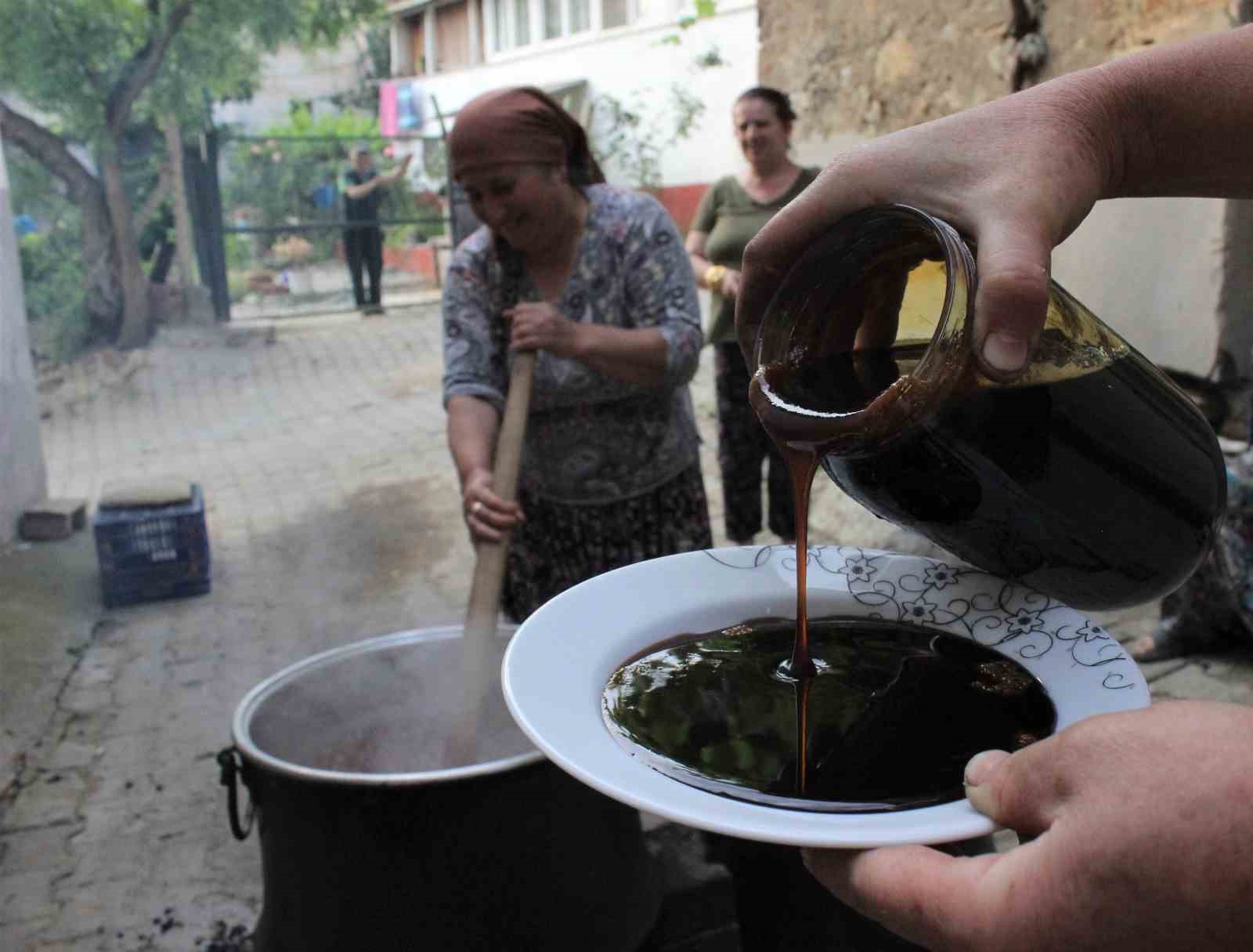 DOĞAL YÖNTEMLERLE HAZIRLANAN DUT PEKMEZİ KIŞA HAZIRLANIYOR