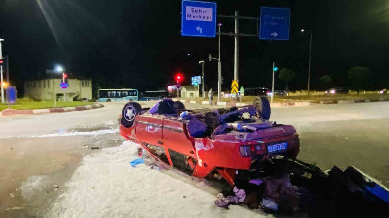 TERS DÖNEN TOFAŞ’IN İÇİNDEKİ 2 KİŞİ YARALANDI