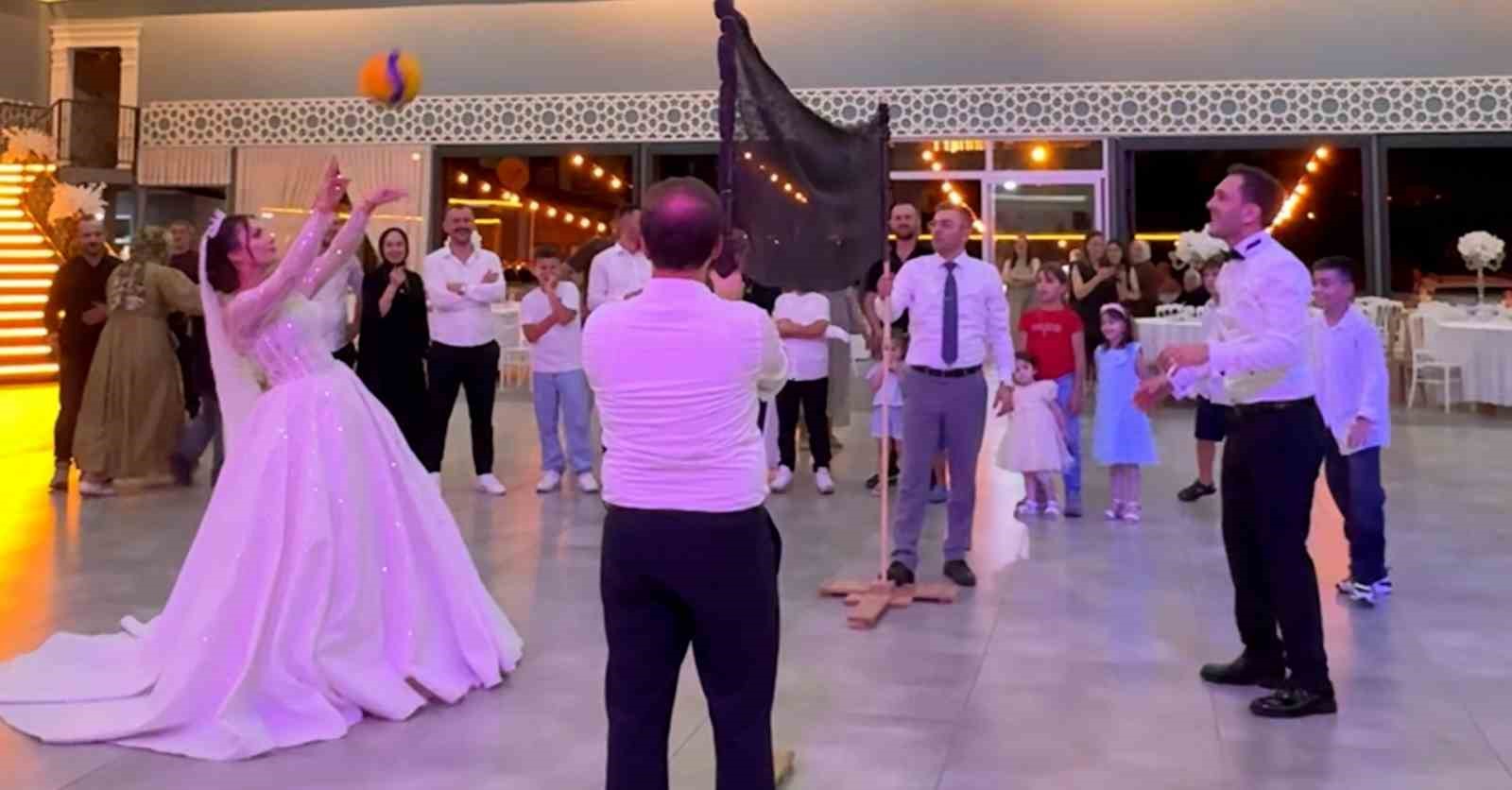 VOLEYBOL OYNARKEN TANIŞAN ÇİFT DÜĞÜNLERİNDE DE VOLEYBOL OYNADI