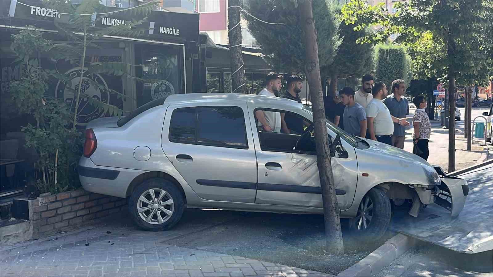 KONTROLDEN ÇIKAN OTOMOBİL İŞ YERİNE DALDI
