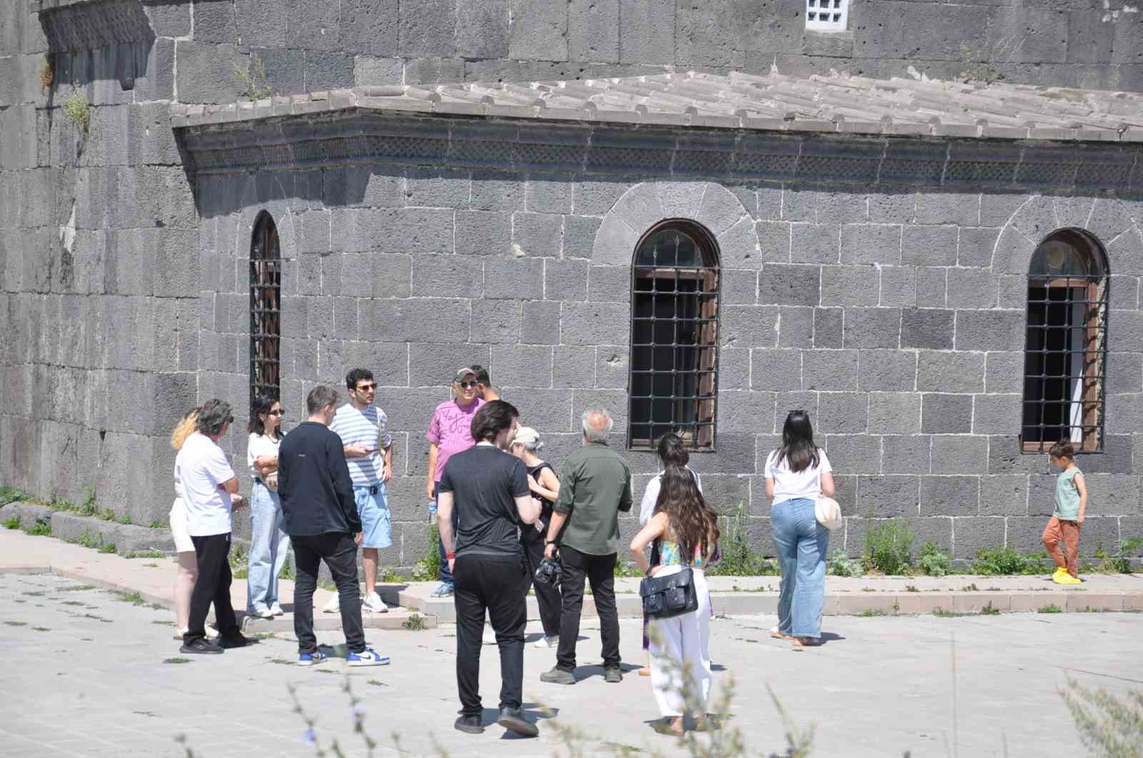 ERMENİSTANLI GAZETECİLER KARS’I KEŞFETTİ: TÜRKİYE-ERMENİSTAN MEDYA DEĞİŞİM PROGRAMI KAPSAMINDA TARİH VE KÜLTÜR TURU