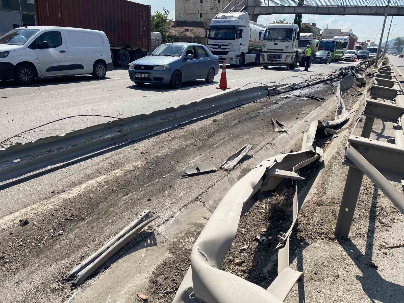 KONTROLDEN ÇIKAN TIR BARİYERLERİ AŞARAK KARŞI ŞERİDE GEÇTİ: 1 YARALI