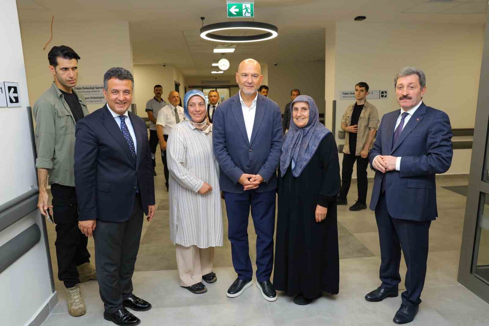 SÜLEYMAN SOYLU, SAMSUN ŞEHİR HASTANESİ’NDE HASTALARI ZİYARET ETTİ