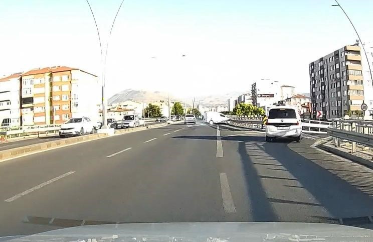 KONTROLDEN ÇIKAN ARAÇ BARİYERLERE ÇARPTI: KAZA ANI KAMERADA