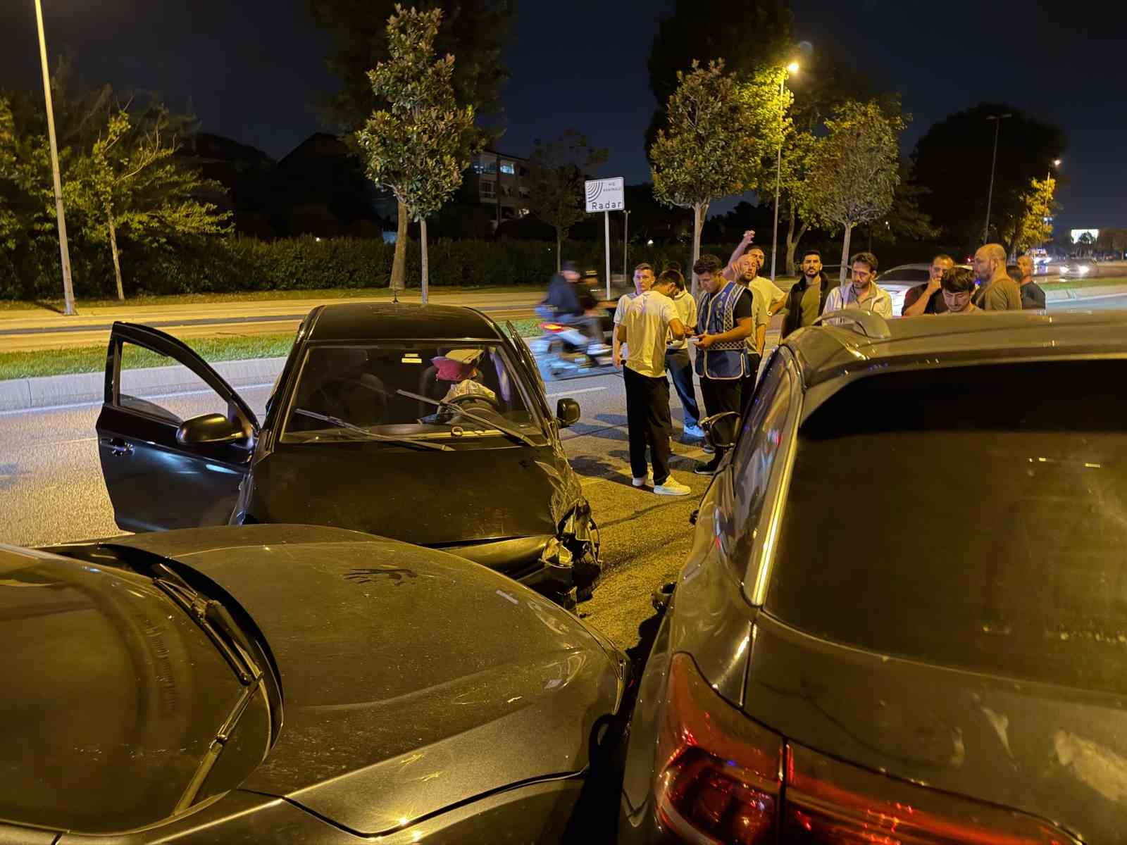 MALTEPE’DE TERS YÖNE GİREN OTOMOBİL, PARK HALİNDEKİ İKİ ARACA ÇARPTI: 1 YARALI