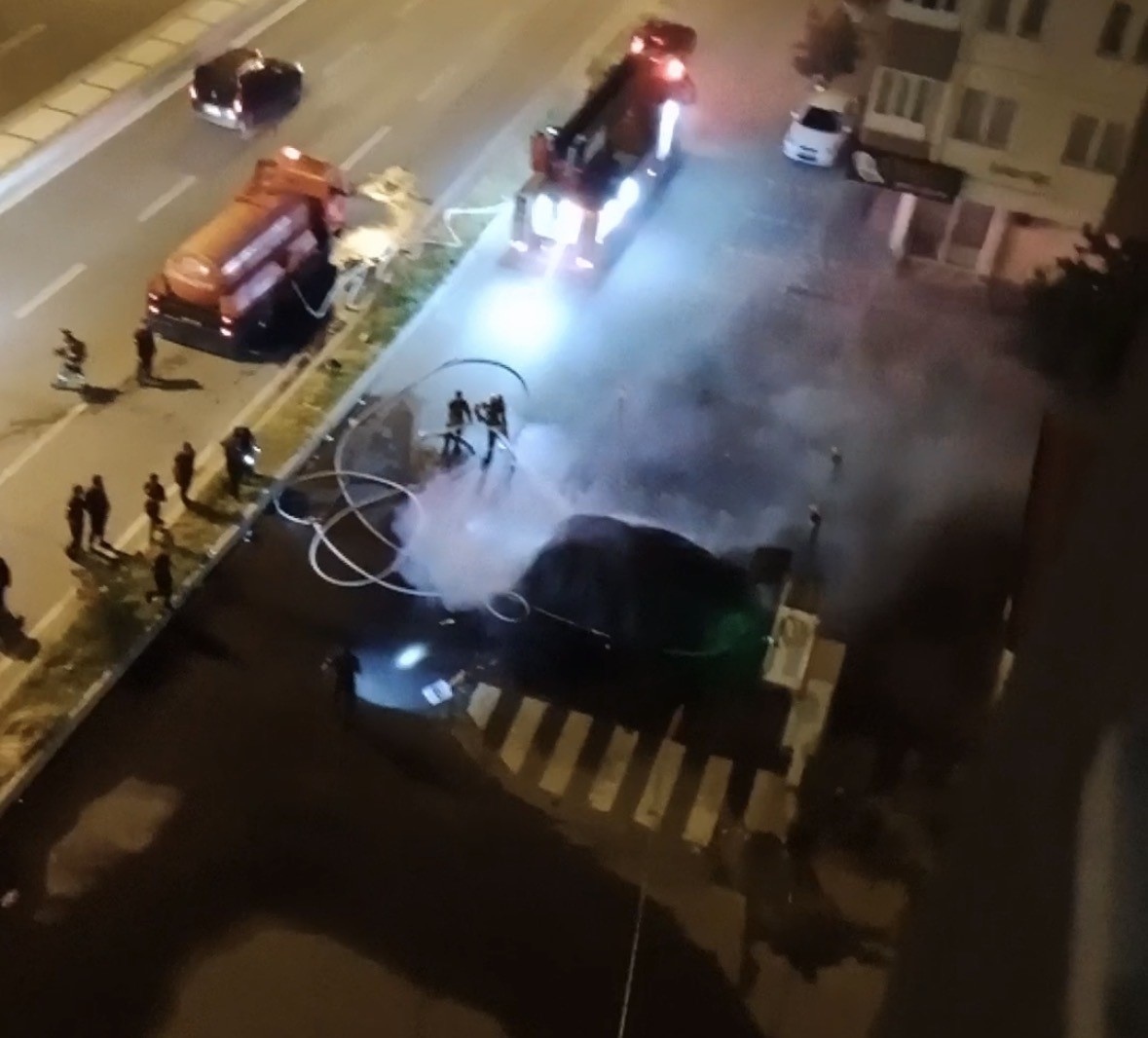 KAYSERİ’DE ALEV ALAN ELEKTRİKLİ ARAÇ BOMBA GİBİ PATLADI... O ANLAR KAMERADA