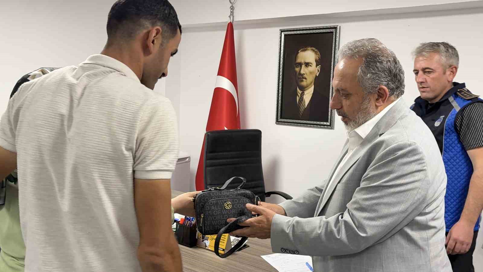 KAYSERİ’DE MESİRE ALANINDA UNUTULAN 700 BİN TL DEĞERİNDEKİ ZİYNET EŞYASINI BELEDİYE EKİPLERİ BULDU