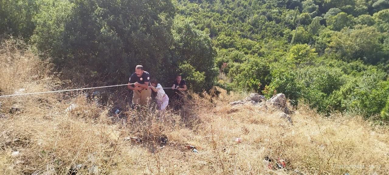 DEFNE’DE İNDİĞİ UÇURUMDAN ÇIKAMAYAN VATANDAŞI İTFAİYE KURTARDI
