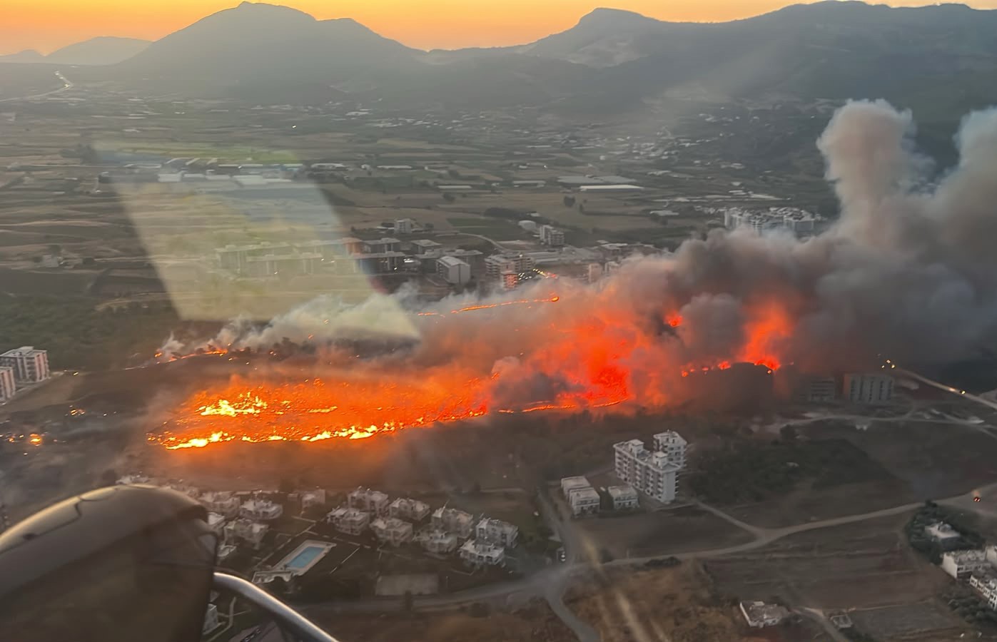 MERSİN’DE YANGIN, EKİPLERİN HAVADAN VE KARADAN MÜDAHALESİYLE SÖNDÜRÜLDÜ