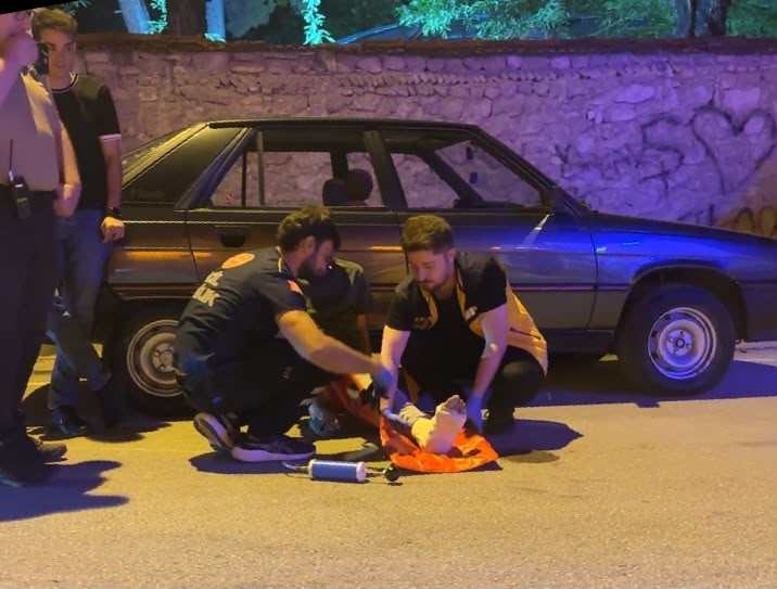 ALKOLLÜ SÜRÜCÜ AYAĞI ALÇILI HALDE MOTOSİKLET KULLANDI, PARK HALİNDEKİ OTOMOBİLLERE ÇARPTI