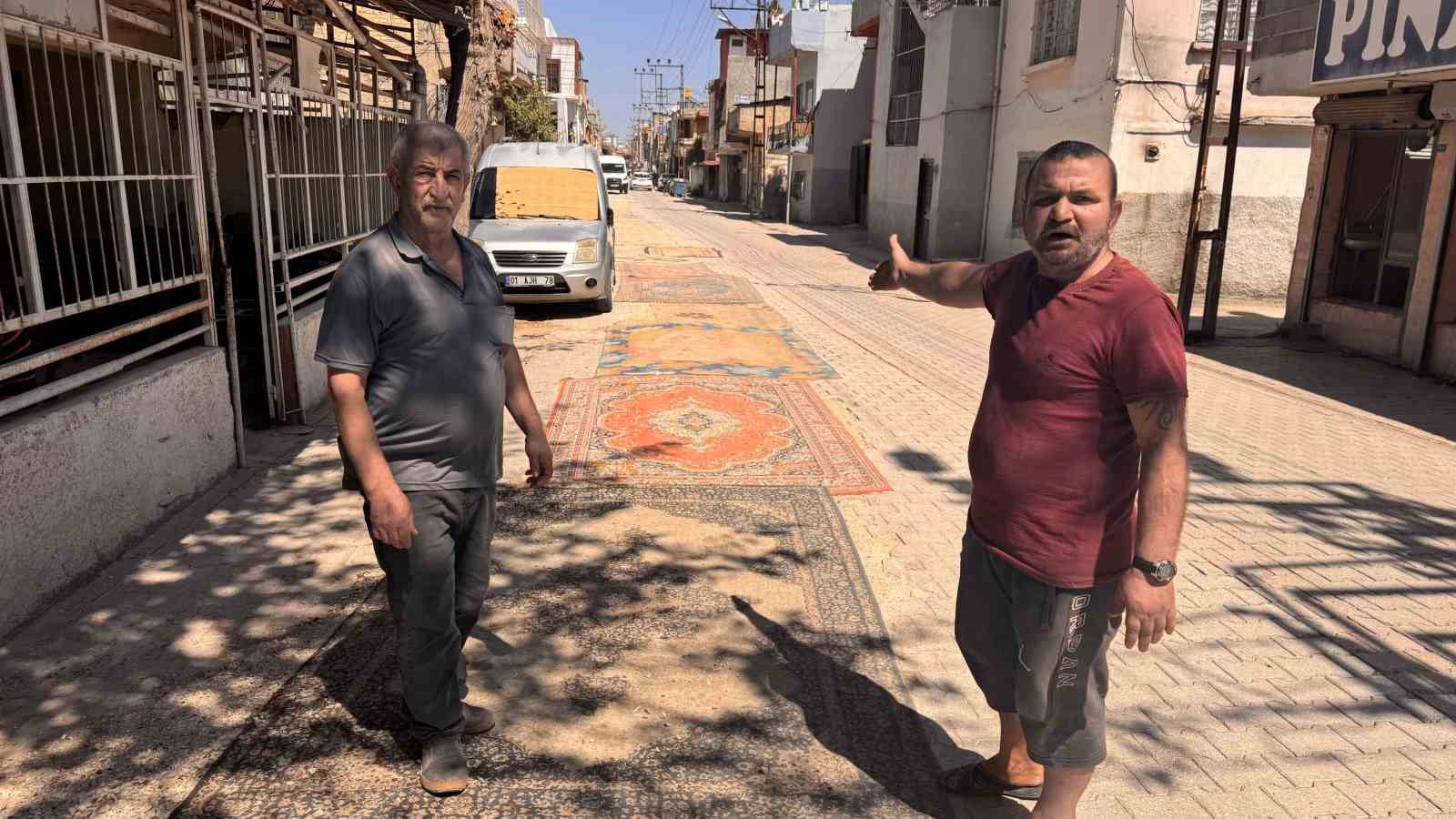 TOZDAN BUNALAN MAHALLELİ ÇAREYİ SOKAĞA HALI SERMEKTE BULDU