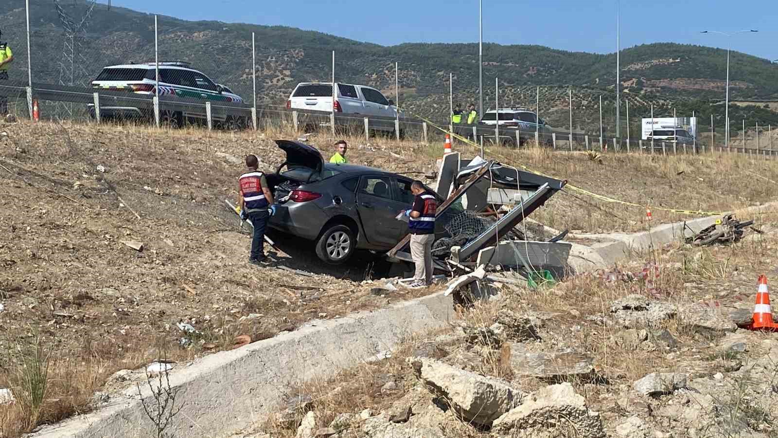 AYDIN-DENİZLİ OTOYOLUNDA İLGİNÇ KAZA: OTOBANDA ARAÇ YOLDAN ÇIKTI, KULÜBESİNDE BEKLEYEN BEKÇİ KAZADA HAYATINI KAYBETTİ