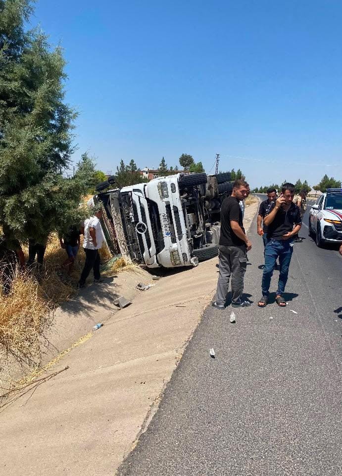 DİYARBAKIR’DA TIR DEVRİLDİ: 1 YARALI