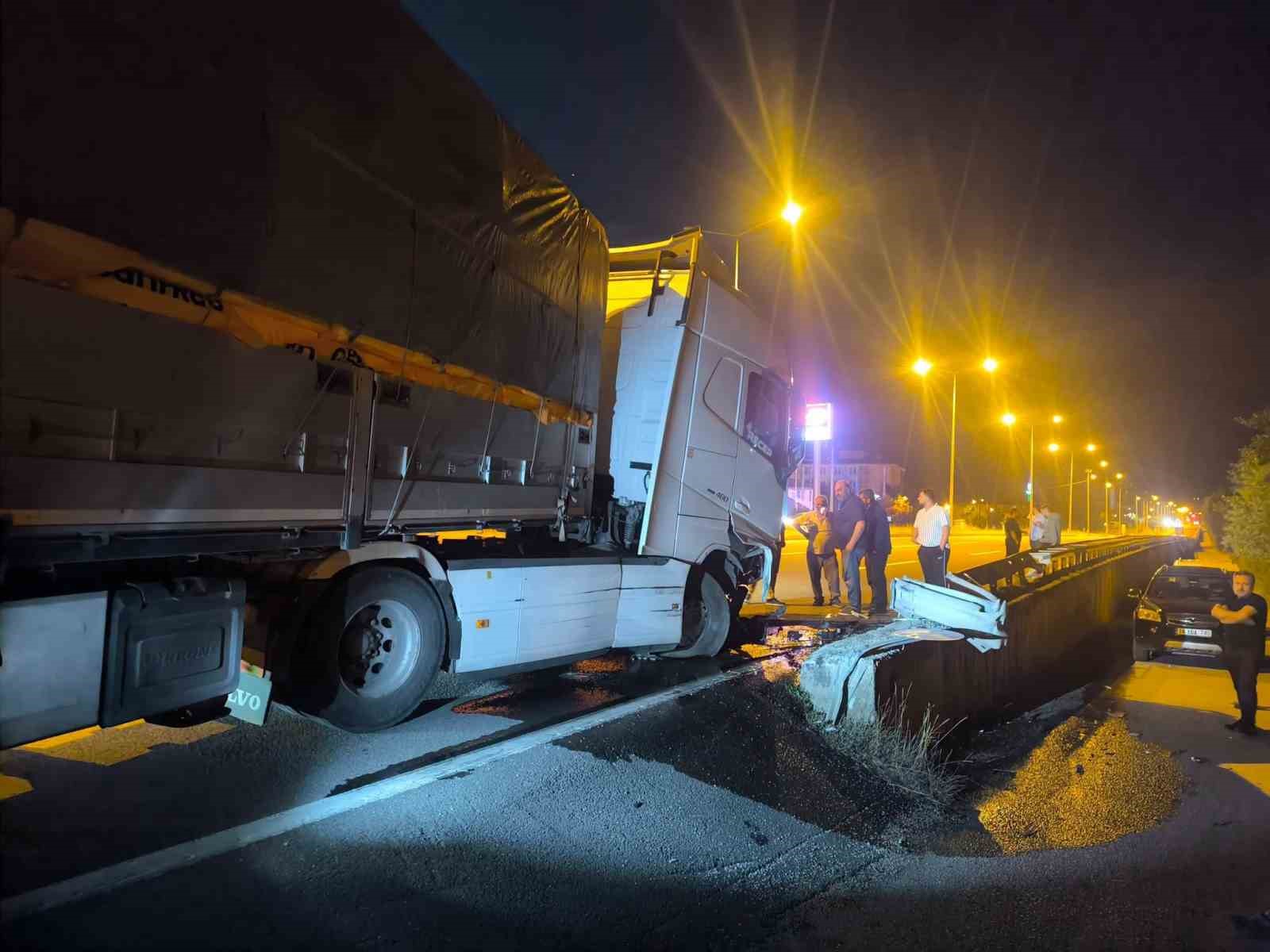 BOLU’DA KONTROLDEN ÇIKAN TIR BARİYERLERE ÇARPTI