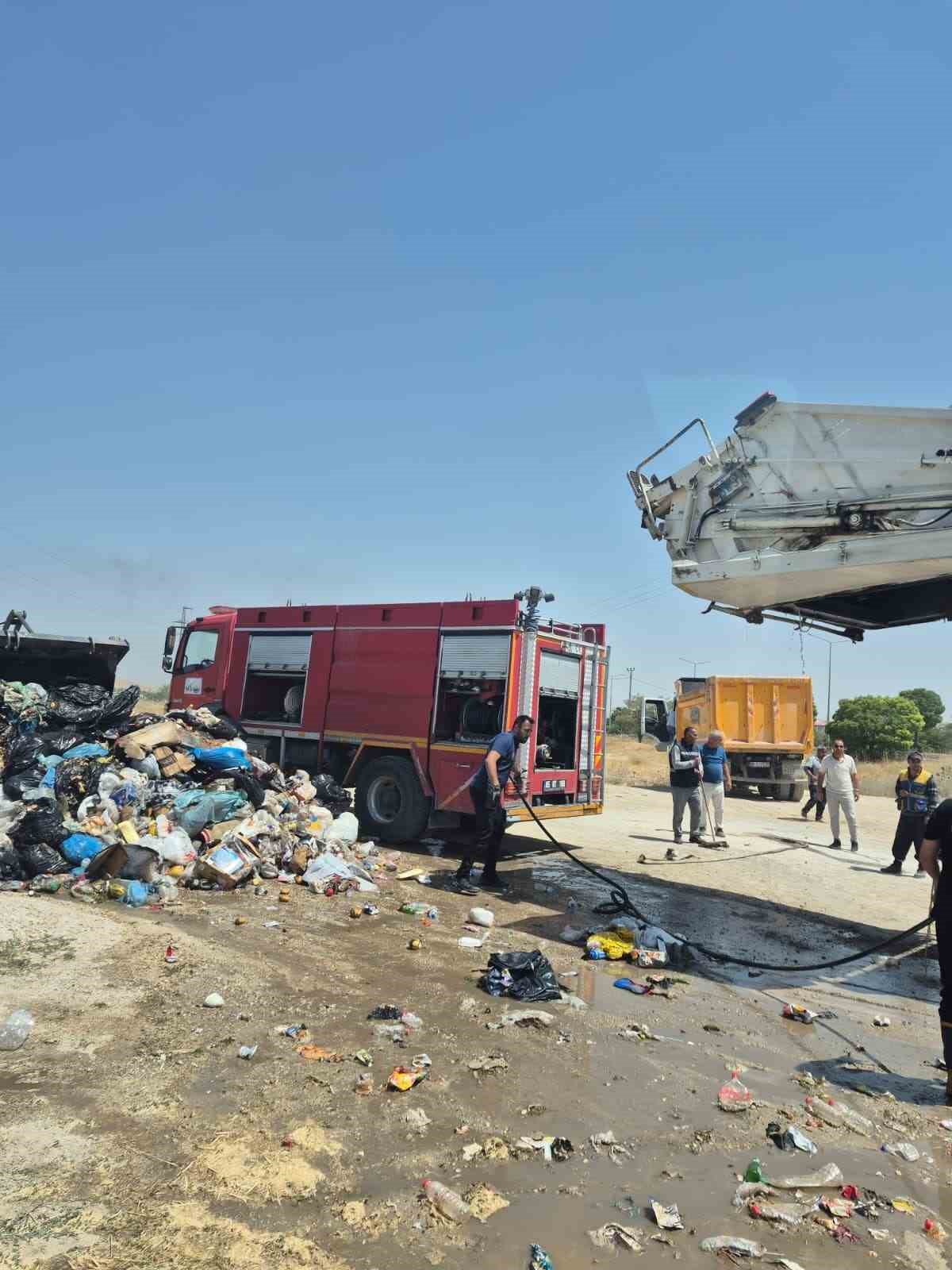 VAN’DA SEYİR HALİNDEKİ ÇÖP KAMYONUNDA YANGIN
