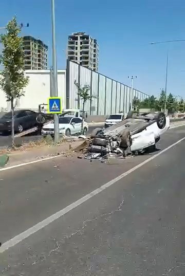 DİYARBAKIR’DA REFÜJE ÇIKAN OTOMOBİL TAKLA ATTI: 1 YARALI
