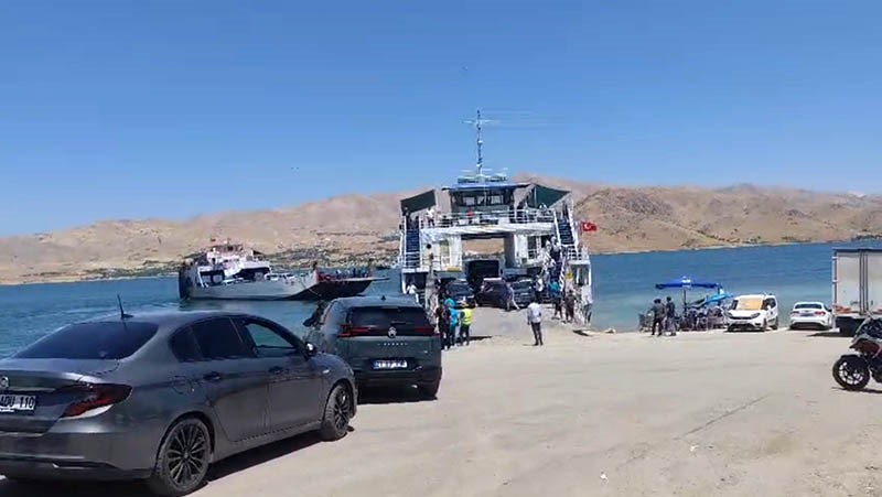 YAKITI BİTEN FERİBOT ÇALIŞMALAR SONUCU İSKELEYE YANAŞTIRILDI: ARAÇLAR VE VATANDAŞLAR TAHLİYE EDİLDİ