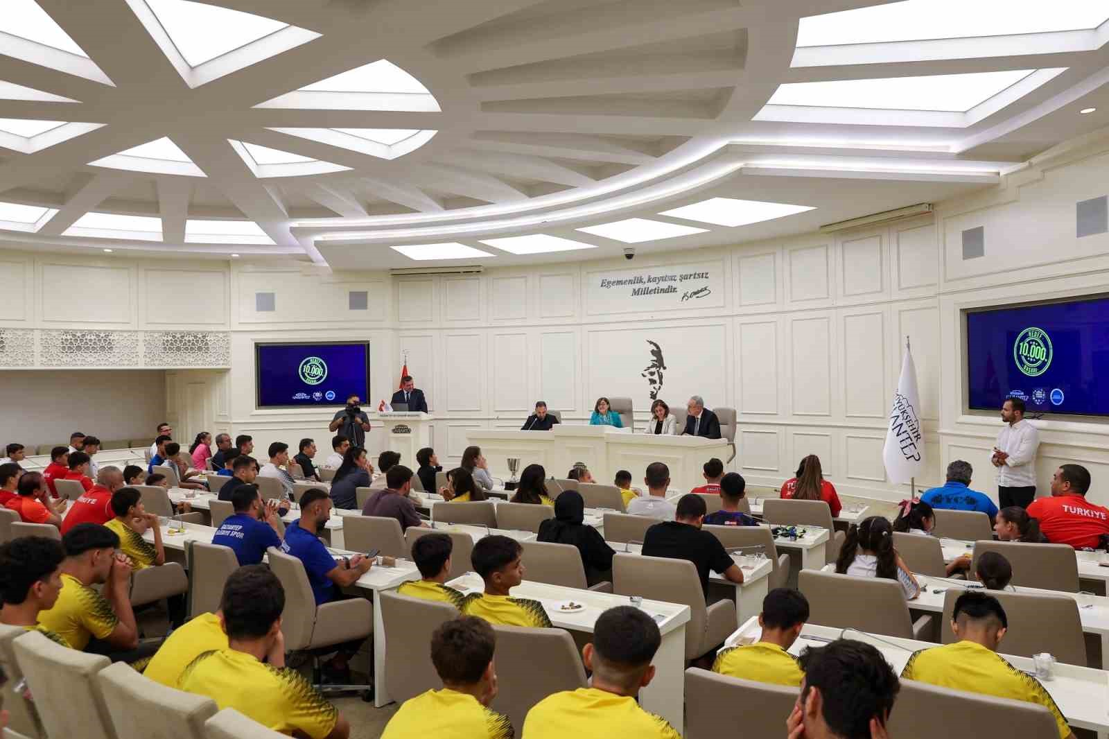 BAŞKAN ŞAHİN, BELEDİYENİN BAŞARILI SPORCULARIYLA BİR ARAYA GELDİ