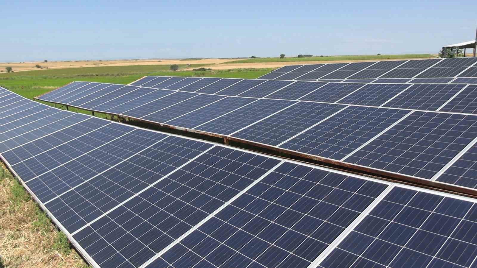 EDİRNE’DE ÜRETİCİLER TARLASINI DRONLA İLAÇLIYOR, GÜNEŞ ENERJİSİYLE SULUYOR
