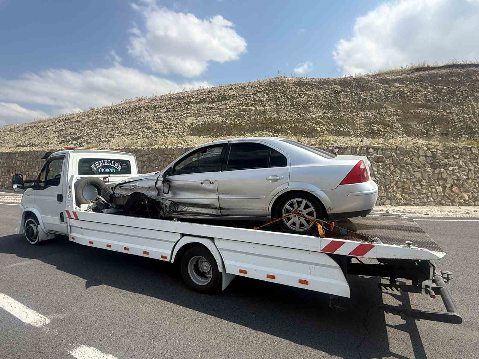 SARIKAMIŞ’TA REFÜJE ÇARPAN OTOMOBİLİN SÜRÜCÜSÜ YARALANDI