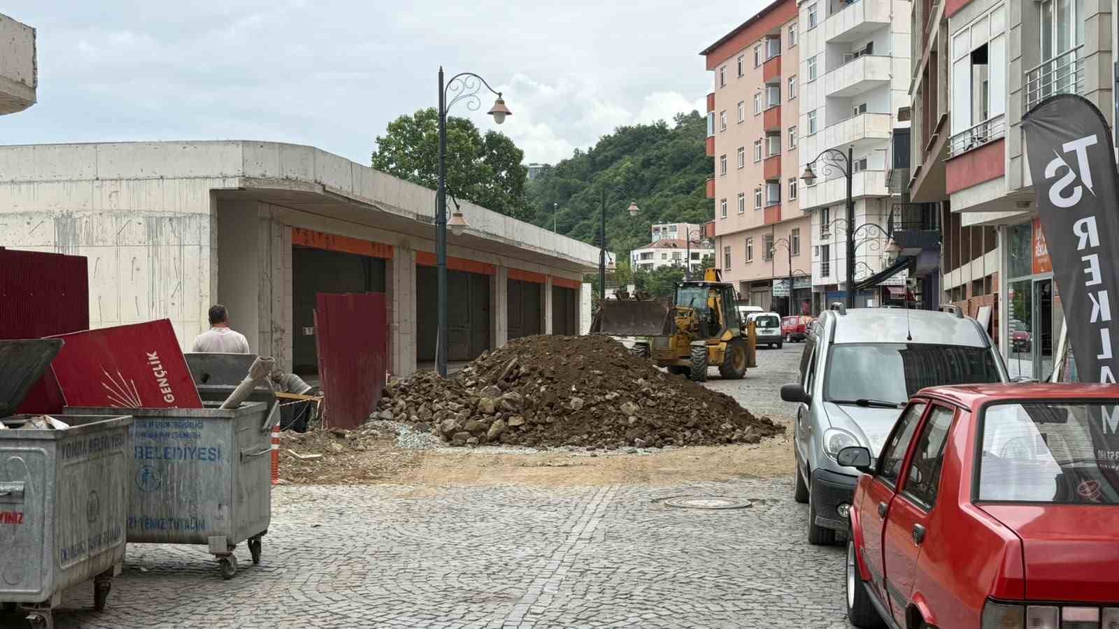 CHP’DEN AYRILDILAR, PARTİ TABELASINI ÇÖPE ATTILAR