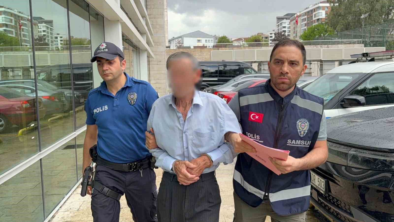 TRAMVAYDA HAYASIZCA HAREKETTE BULUNAN YAŞLI ADAMA GÖZALTI