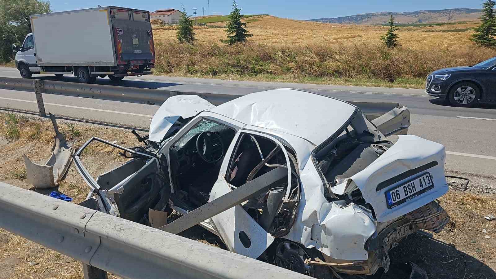 ÇORUM’DA TIRLA ÇARPIŞAN OTOMOBİL BARİYERLERE SAPLANDI: 1 YARALI