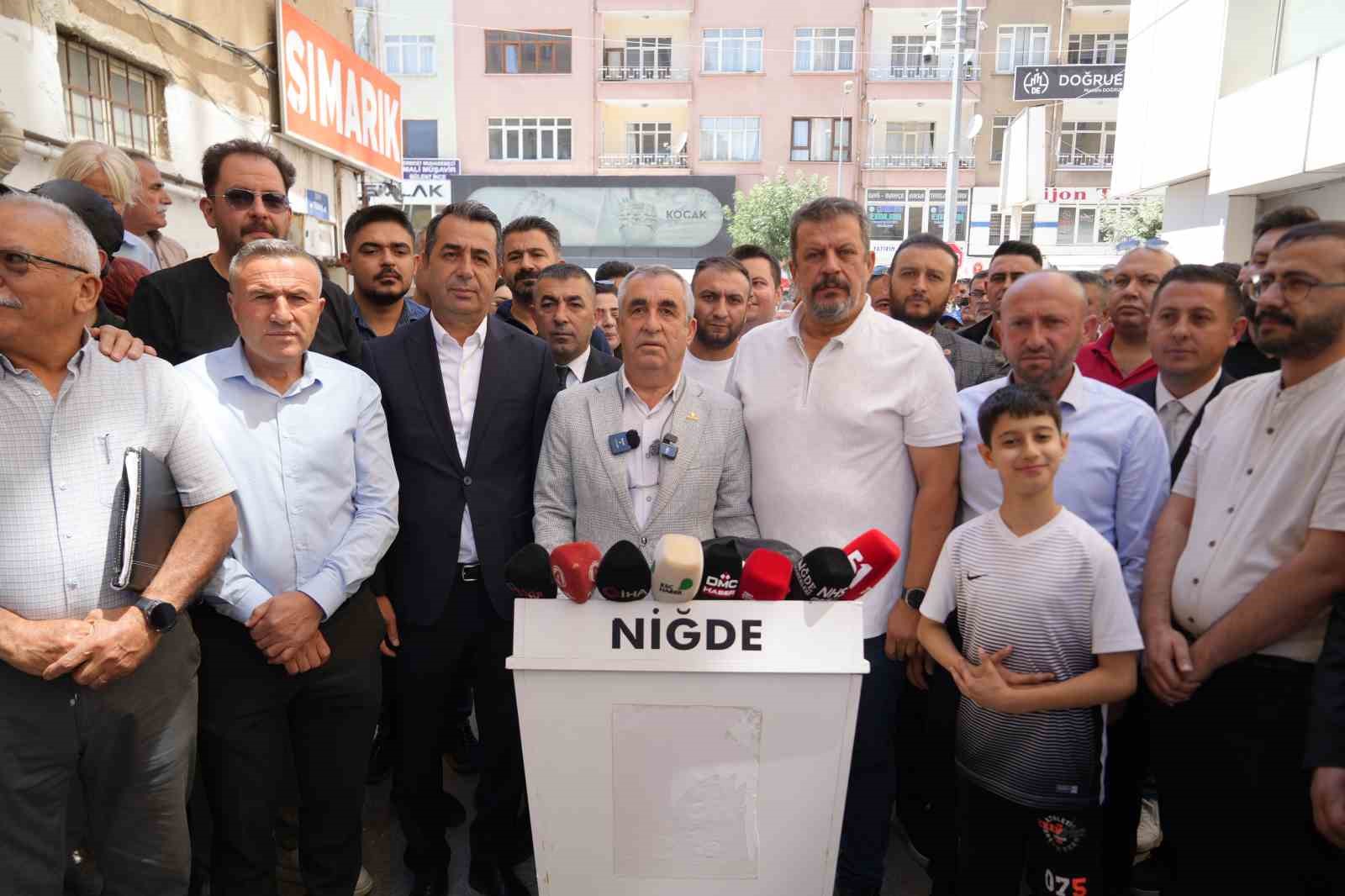 CHP NİĞDE’DE TOPLU İSTİFA: 5 BİN 300 ÜYENİN PARTİDEN AYRILDIĞI AÇIKLANDI